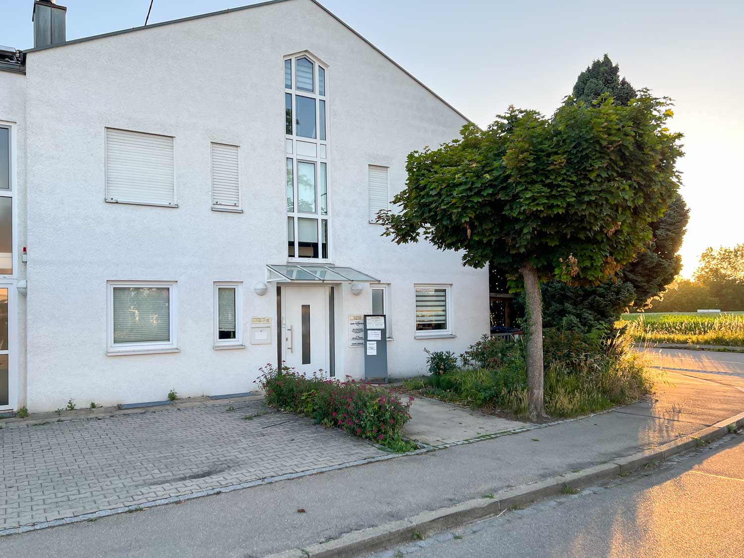 Außenansicht der Gemeinschaftspraxis Kötz mit dem Eingang an der Frühlingsstraße